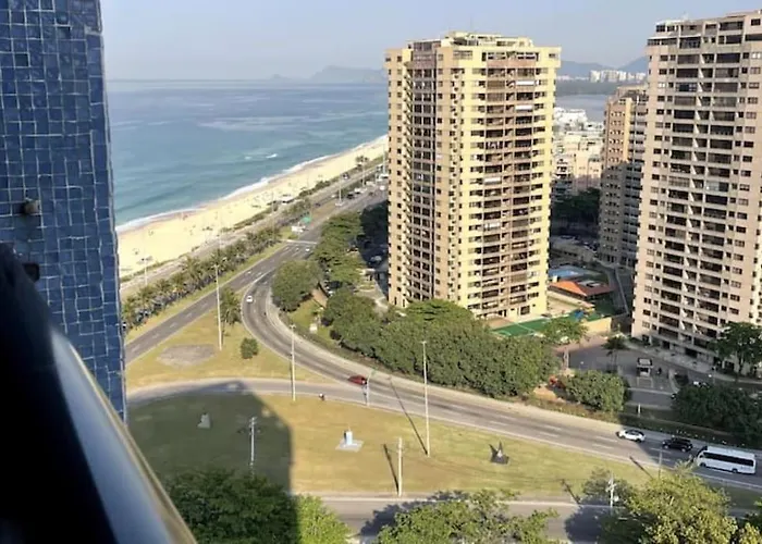 Na Orla Da Praia Da Barra Da Tijuca, Rio De Janeiro